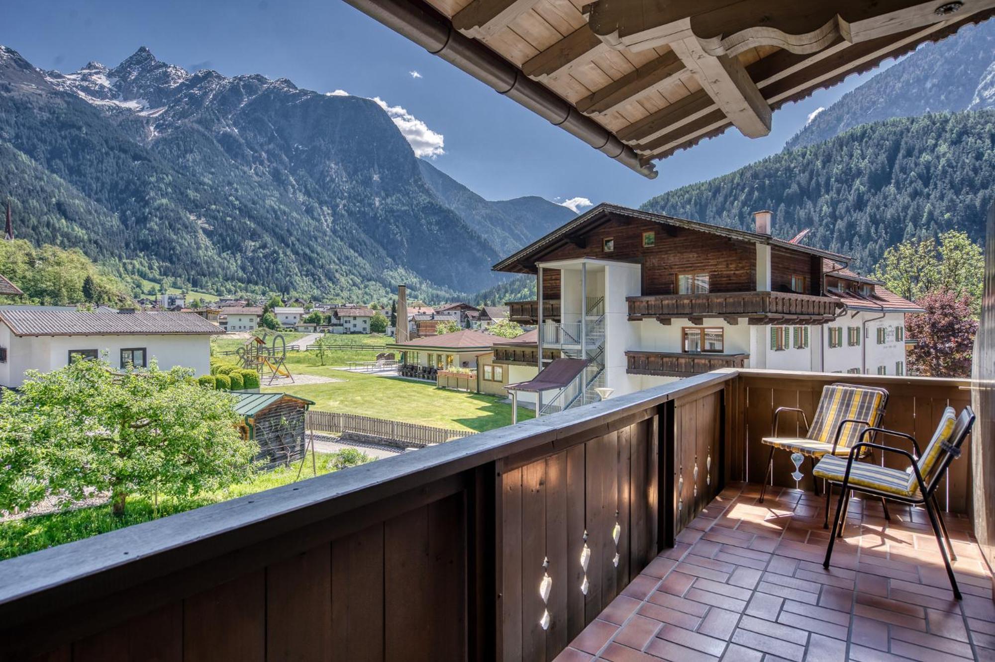 Hotel Jaegerhof Oetz Exterior photo