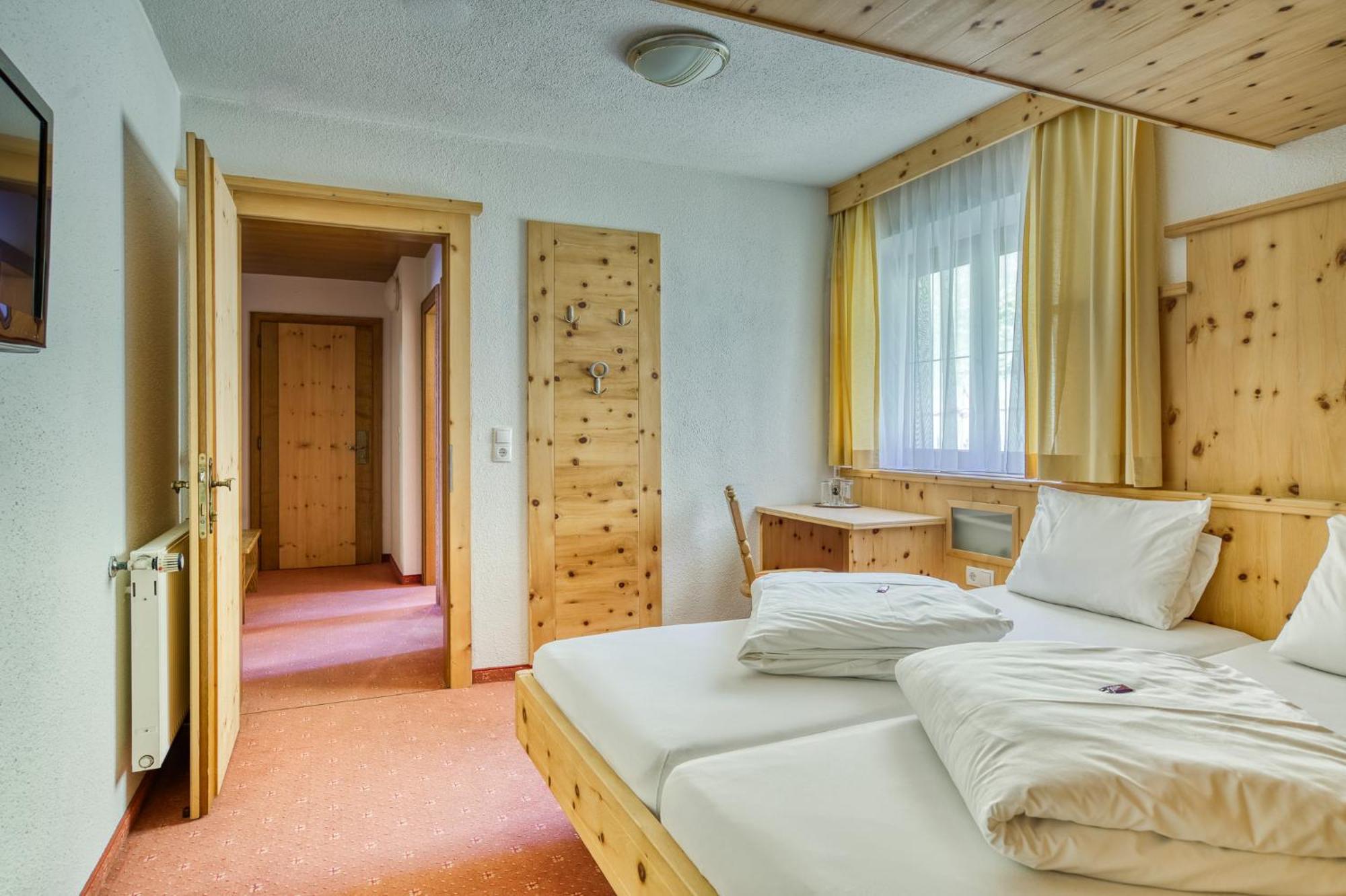 Hotel Jaegerhof Oetz Room photo